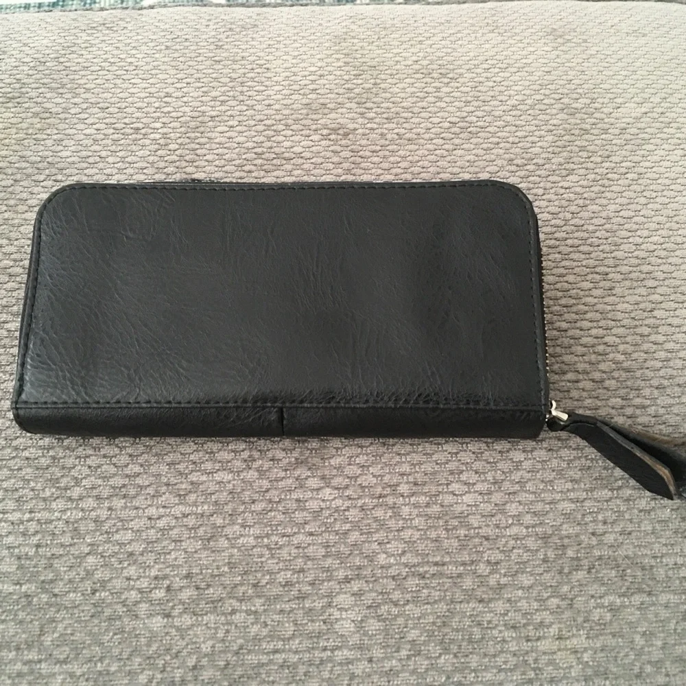 Kenneth Cole Reaction Women's Zip Wallet with Gold Hardware